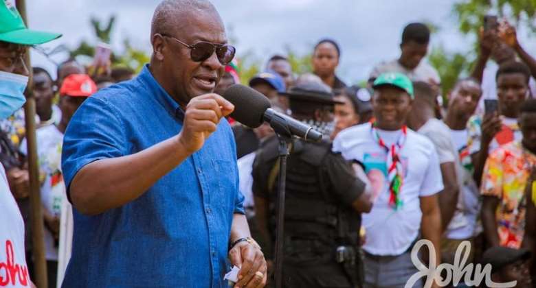 If you see my picture just put your thumbprint there’ — Mahama teaches NDC delegates how to avoid spoilt ballots.