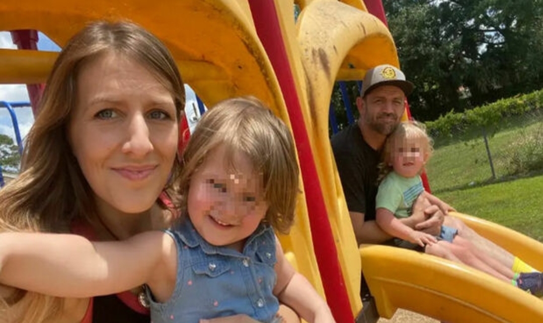 Twins fall asleep in the toy box, mom and dad find them dead: “Enormous pain, too perfect for this world”