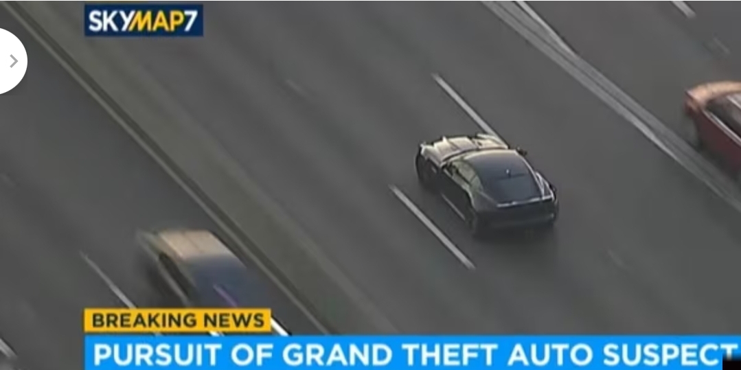 Fleeing from the police with the Jaguar: escape with a GTA style “trick”.