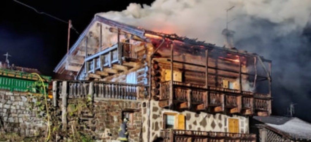 Tremendous fire in a house, the firefighters worked until late at night and managed to prevent the flames from reaching other houses