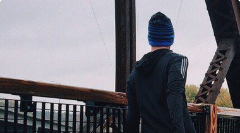 25-year-old boy kills himself by jumping from the bridge a few hours after graduation. The note for the parents who had reported him missing