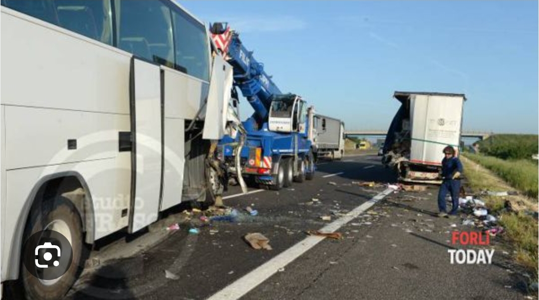 10 dead in the crash against a truck and two cars: at least 39 injured. The accident was due to the rain