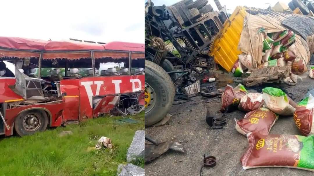 Gory accident on Accra-Kumasi highway .