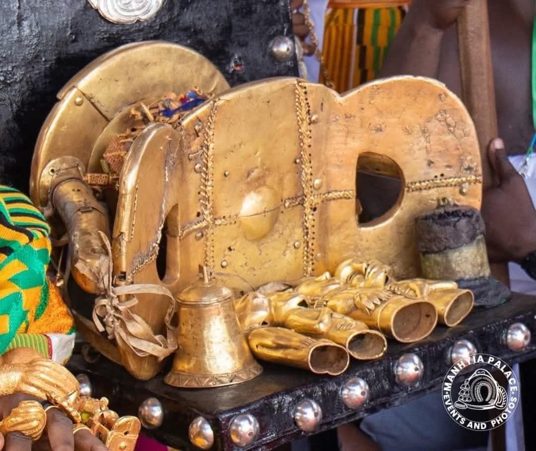 THE GOLDEN STOOL KNOWN IN THE ASHANTI LANGUAGE AS&nbsp; (SIKA DWA KOFI)